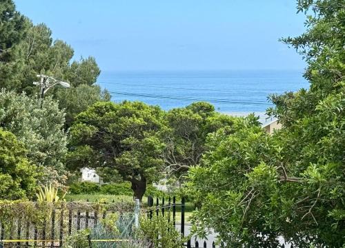 Trawal House | Family Beach Home 15-minute walk down to Camps Bay Beach-NEW LISTING!