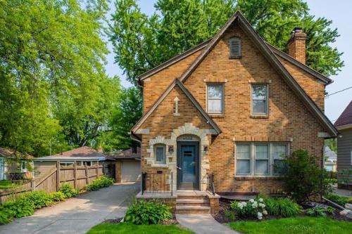 Appleton House | Family Brick House Charm - 4 br 3 bath
