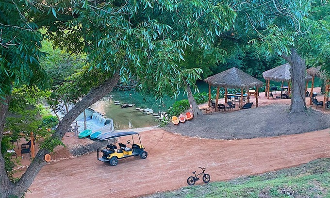 Sutherland Springs Cabin | Family Cabin on creek with 2 queen beds, 2 twin beds, full kitchen & more! RC24