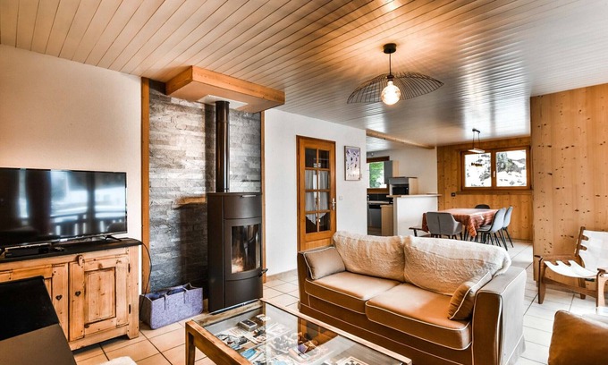 Les Gets Ski Chalet | Family Chalet for 7, 800m from Slopes with Garden and BBQ