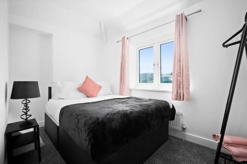 Bilston House | Family Contractors 3 bed house free parking sleeps7