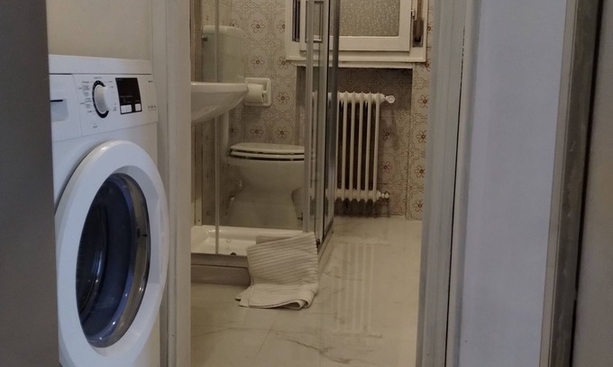 Padova Apartment | Family; double bed + 1 twin bed or 3 twin beds; balcony; park free easy front