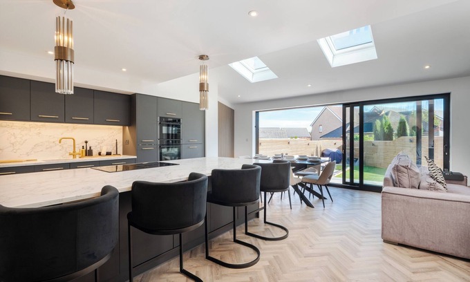 Knotty Ash House | Family Escape | Games Room | 6 Smart TVs | Free Off-Street Parking