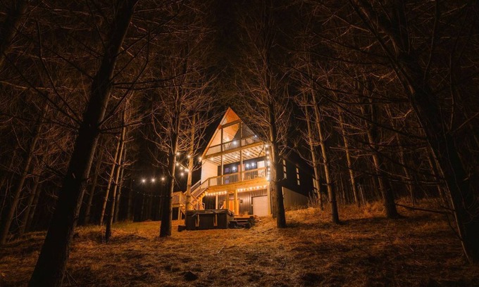 Laurelville Cabin | Family Fave : Secluded : Conversation Pit : Kids' Fort : Hot Tub : Trails