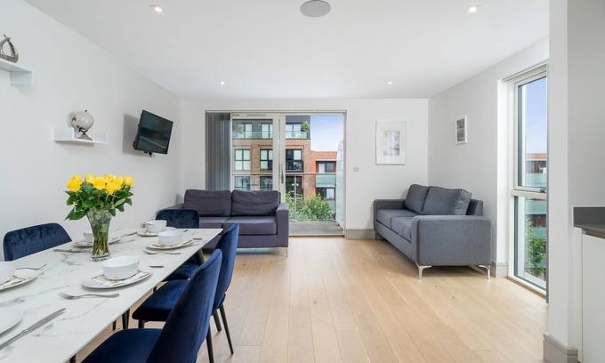 Tottenham Green Apartment | Family Flat with Balcony views in Tottenham-15mins from Central London