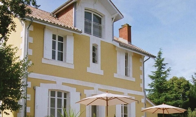 Villefranche-de-Lonchat Villa | Family friendly19th C. village villa with 12m pool and superb views