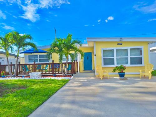 Kenneth City House | Family Friendly 3BR Home Sleeps 6 Private Backyard and Free Parking Near St Pete Beach