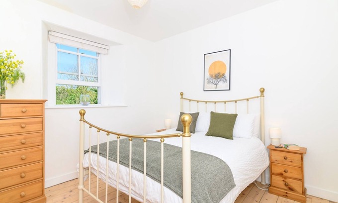 Praa Sands Apartment | Family Friendly Apartment above Praa Sands Beach, Dog Friendly, Garden & Parking