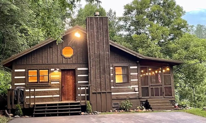 Hartford Cabin | Family friendly cabin, Screened porch, Fire pit