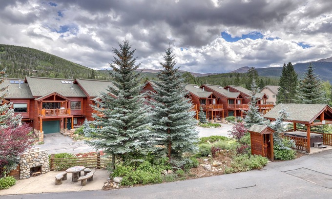 Old Town Condo | Family friendly condo w/mountain views, gas fireplace, & a shared hot tub