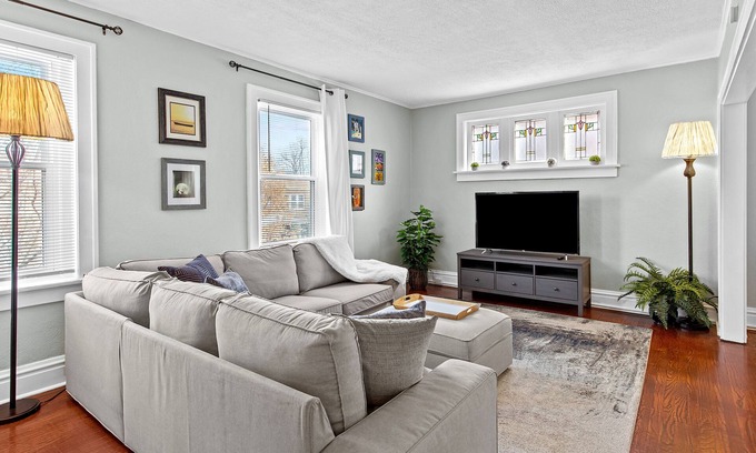 Southwest Garden Apartment | Family Friendly , Fully Renovated 3BR Luxury Home. Centrally located in St.Louis