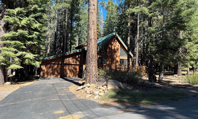 Truckee House | Family friendly home set amongst the pines, and backing up to a National Forest