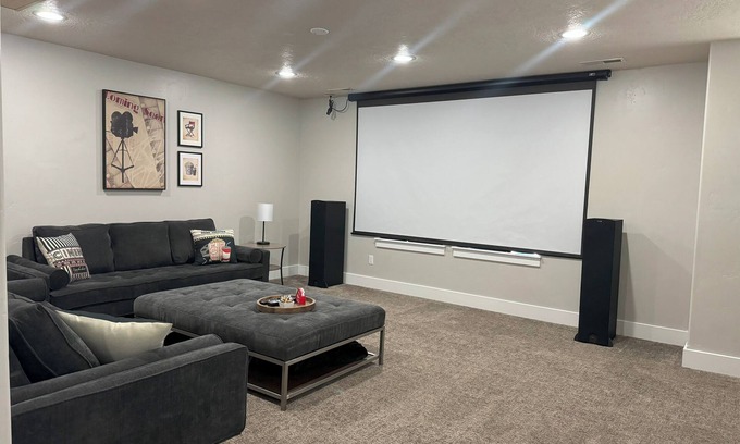 Meridian House | Family-Friendly Stylish 5BR w/Theater & Hot Tub in Meridian Idaho