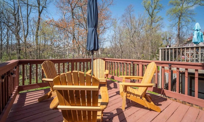 Calverton House | Family-Friendly Townhouse w/3 Suites & Parking