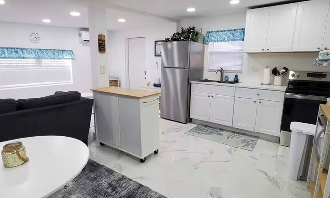 Central Park Cottage | Family-Friendly Paradise near the Beach & Downtown