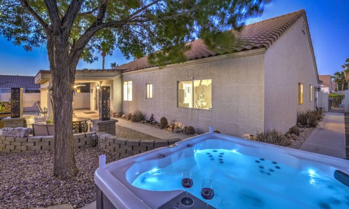 River Mountain Apartment | Family Fun! Jacuzzi, Arcade, Ebikes, King Bed