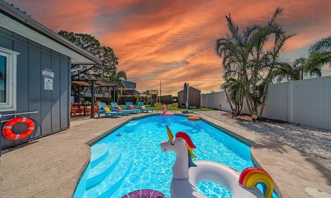 South Bradenton House | Family Fun Oasis | Heated Pool, Hot Tub & Arcades