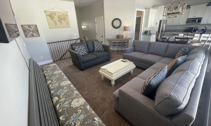 Idaho Falls House | *Family Fun* sleeps 16+, Game Room, Bunks, Self Checkin, fenced yard, *Hot Tub*