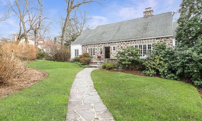 Larchmont House | Family getaway.Commuter's Dream.Weddings&Events.Content House.Luxury Smart Home