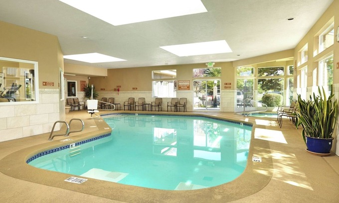 Rio Grande Hotel | Family Getaway Near City Center w/Pool, Sauna + Breakfast l 2 Spacious Rooms