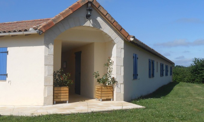 Abjat-sur-Bandiat Apartment | Family gîte Hortensia in the Dordogne, with swimming pool&magnificent view