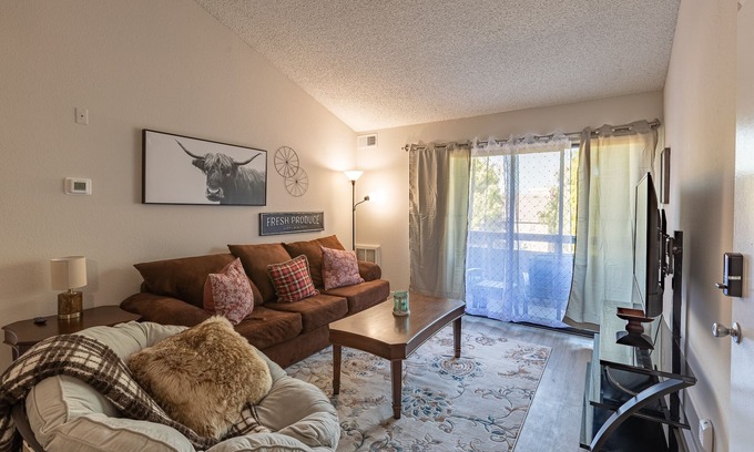 Ivey Ranch - Rancho Del Oro Apartment | Family home in Oceanside Large 2Bed2Bath King & two Queen beds POOL & play areas