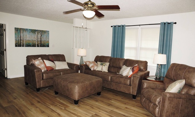 Madison House | Family home w King-Qu-Twin(2+) rooms - convenience, clean comfort & amnenities.