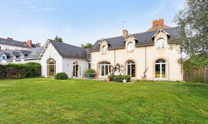 Caserne Mellinet House | Family house with garden