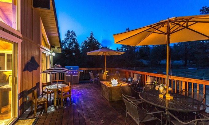Mariposa Cabin | Family Lodge Near Yosemite – Pool, Hot Tub, Game Room, Sleeps 16 + Ponies!