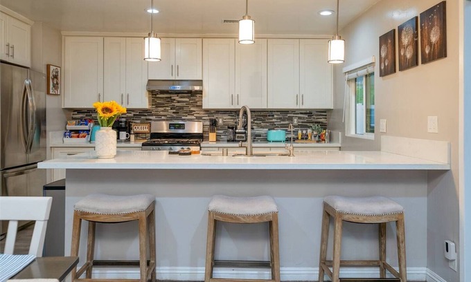 Orange House | Family Oasis: Modern & Cozy Pet-Friendly Home. Close to Disney