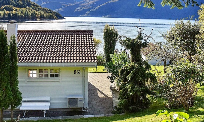 Ulstein Municipality House | Family Oasis with Lake View-By Traum