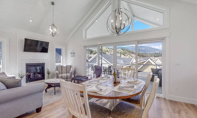 Central Okanagan Cottage | 🐕FAMILY, PET FRIENDLY/GOLF CART-FALL DATES AVAILABLE! CLOSE TO MAIN AMENITIES🍂