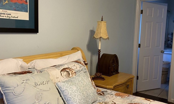 Silver Lake House | Family & Pet-Friendly, Near Beaches + Restaurants, 2BR, 2BA