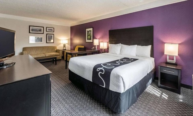 Arsenal House | Family Retreat! 4 Pet-Friendly Units, Pool, FREE Breakfast & FREE Parking!