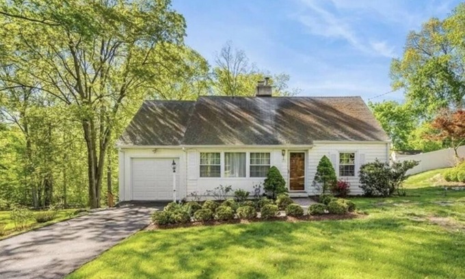 Stamford House | Family Retreat, Spacious 4BR in Residential Neighborhood in Stamford!