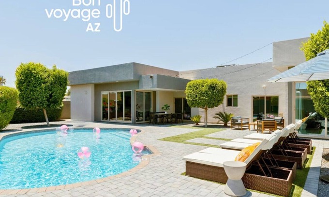 Cox Heights House | Family retreat w/heated pool, BBQ & games