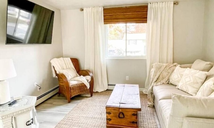Vermilion House | Family Retreat-Walk to Lake-Cedar Point-Deck/Grill