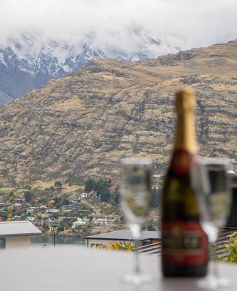 Queenstown House | Family Size Holiday Home With Remarkable Views & Sauna, Close to Town