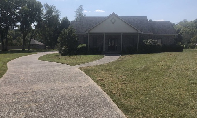 Goodlettsville House | Family style one level home with a modern flair on a one acre lot.