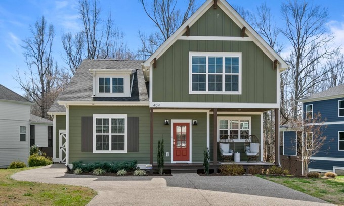 Tullahoma House | “Family Traditions” Cottage - 4-bed lake retreat