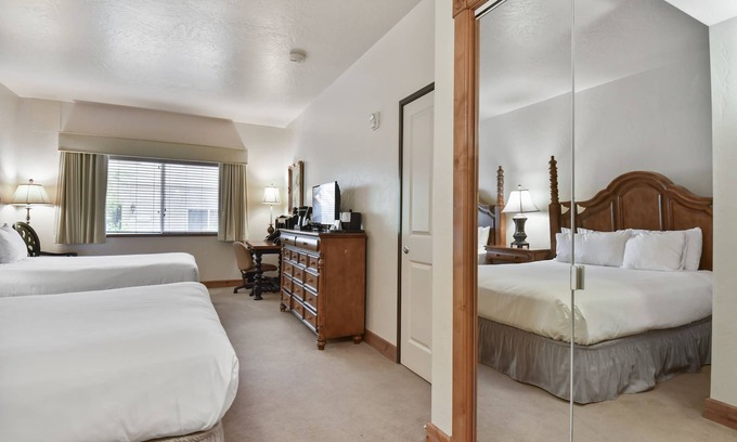 Midway Villa | Family Vacation~Heated In/Out Pool, Tubing & Ice Skating Villa 1074