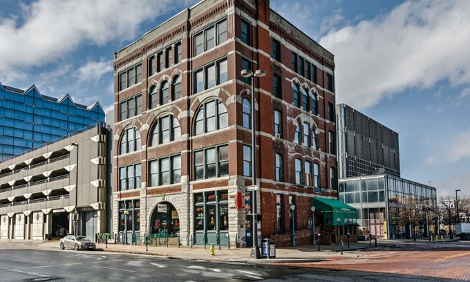 Old Market Condo | Family Vacation Rental Near the Zoo, CHI Convention Center, and MORE!