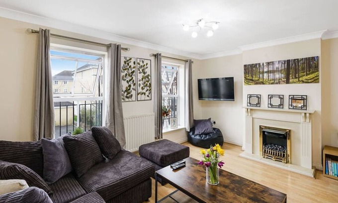 Langley Marish House | Family & Work stays w/2x Ensuite & Prv Parking 1+