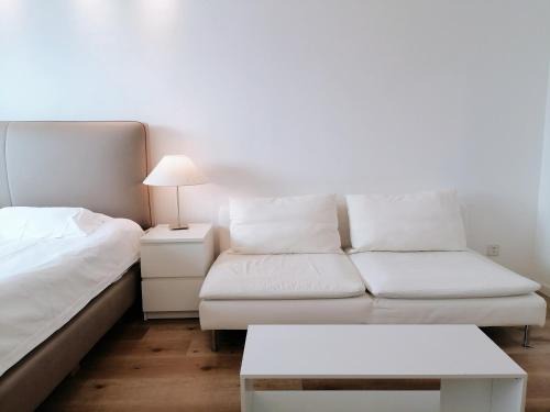 Downtown Shanghai Apartment | Fanhua Life IN Nanjing West Road Store 2