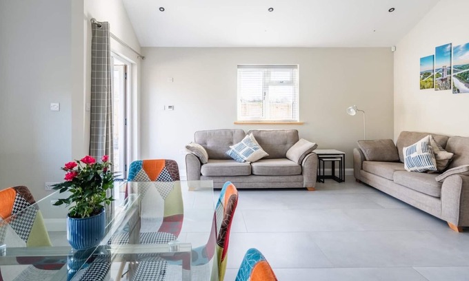 Cleeve House | Fantastic and Sleek 3BD Home Wrington Bristol