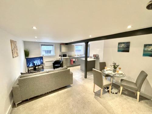 Bishop's Stortford Apartment | Fantastic convenient 2 Bedroom 2 bathroom Perfect for Stansted Airport, 3 minute walk to Bishops Stortford Train Station!