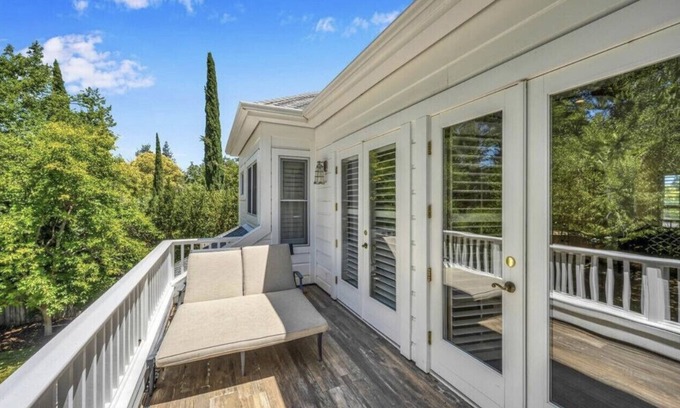 St. Helena House | Fantastic Family Home - 2 Blocks to Town