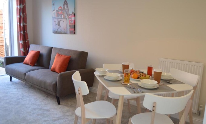 Peterborough House | Fantastic Hampton Centre Stay