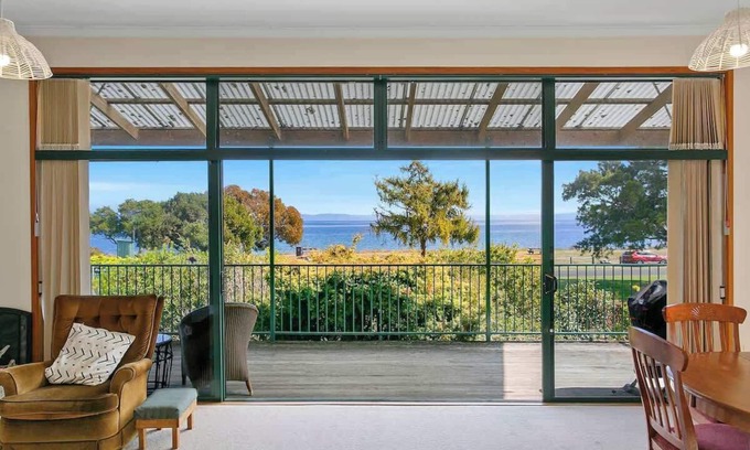 Waitahanui House | Fantastic Lake Front at 32