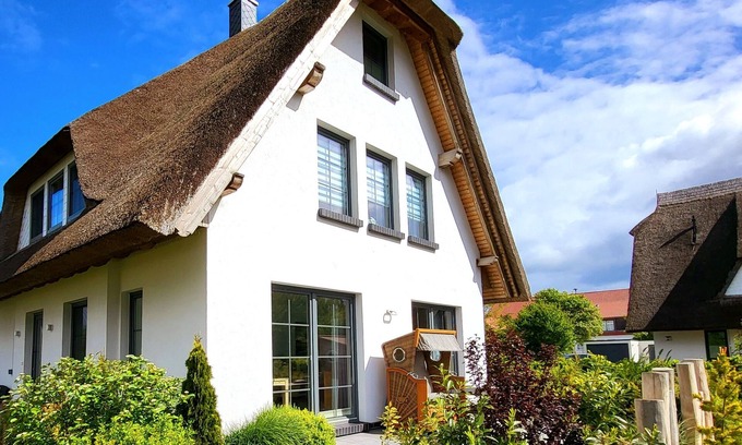 Dranske Apartment | Fantastic vacation apartment near the beach with fireplace, quiet location